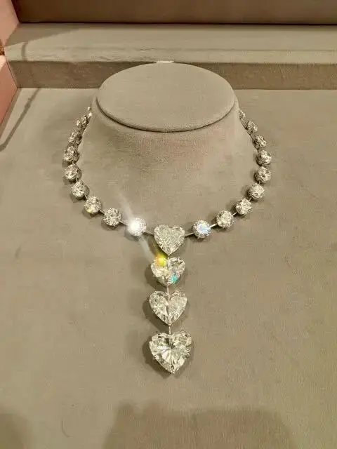خانم میلیاردر هندی با 200 قیراط الماس به مت گالا رفت!!