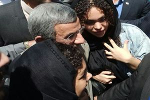 احمدی‌نژاد با استایل معروفش در بازار تهران/ تصاویر